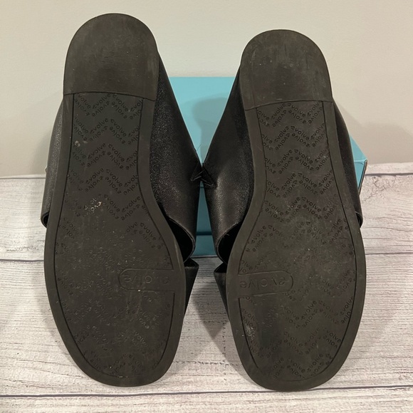 EVOLVE women Chic Black Cross-Strap Sandals/size 6 - Picture 5 of 11